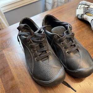 Black Leather Lace Up Keen’s